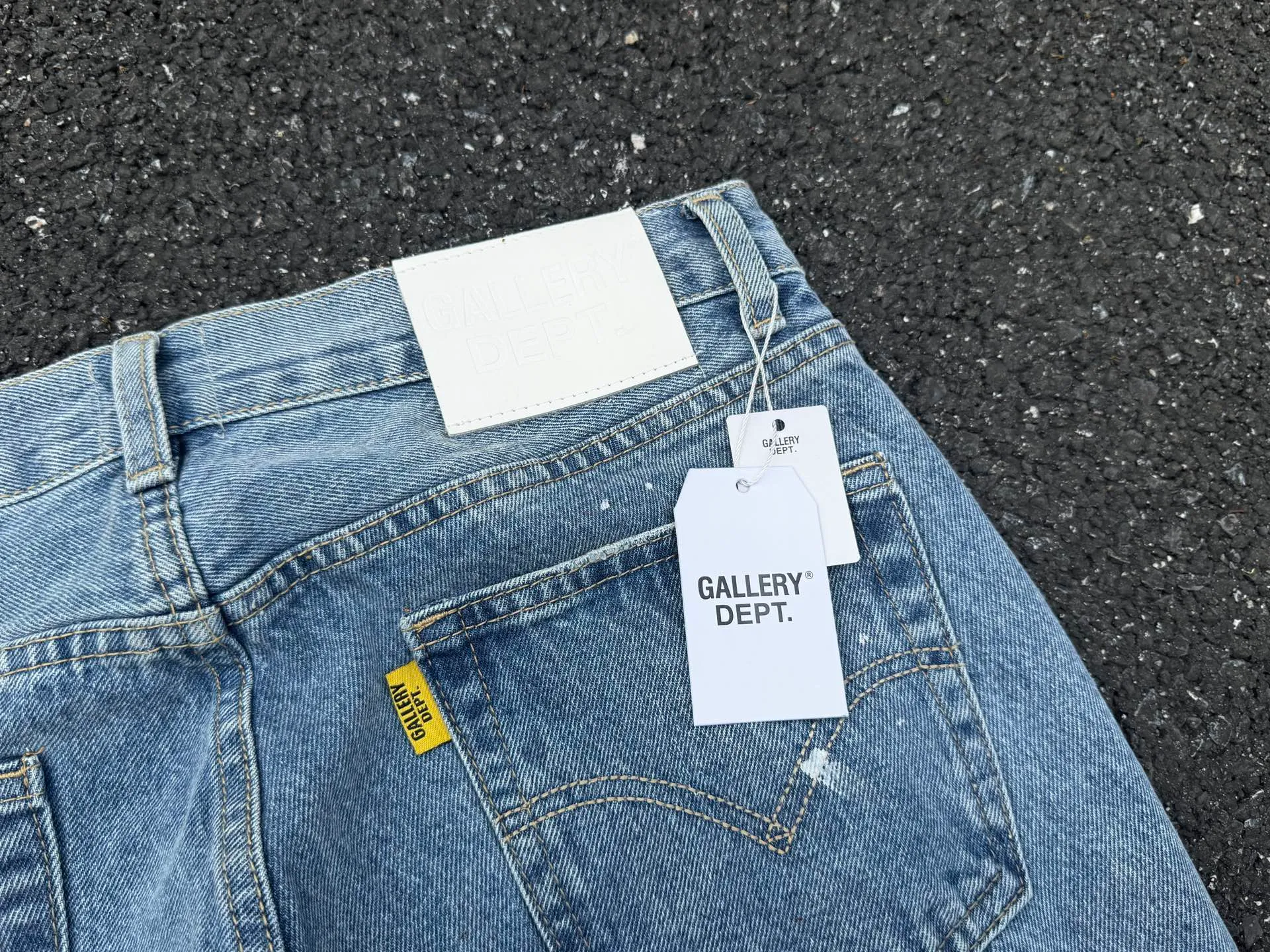 P250💰G70 GALLERY DEPT. Denim bell-bottoms with holes and random threads connected to washed and distressed spliced ​​jeans. GALLERY is attracted by these bell-bottoms. Whether it is a reset of Carhartt or Levis, it has created a strong brand style. Since these pants are modified from rare vintage, the production capacity is limited. Therefore, after many icons wore them, these pants were once hard to find. Later, perhaps due to the improvement of GD's business in the past two years and the expansion of production lines, the brand itself lowered the price, so I can't wait any longer for these pants this year and will definitely buy them. During the process of the denim washing plant, the owner of the washing plant helped introduce a boss who had worked for Levi's foundry and started his own business. This also paved the way for the following styles. Therefore, Levi's remodeled single product for the base plate is really familiar. Whether it is the fabrics supplied or the lathes used in production, there is nothing to choose from. -Color: blue -Size: S-XXL (corresponding to 28-36)
